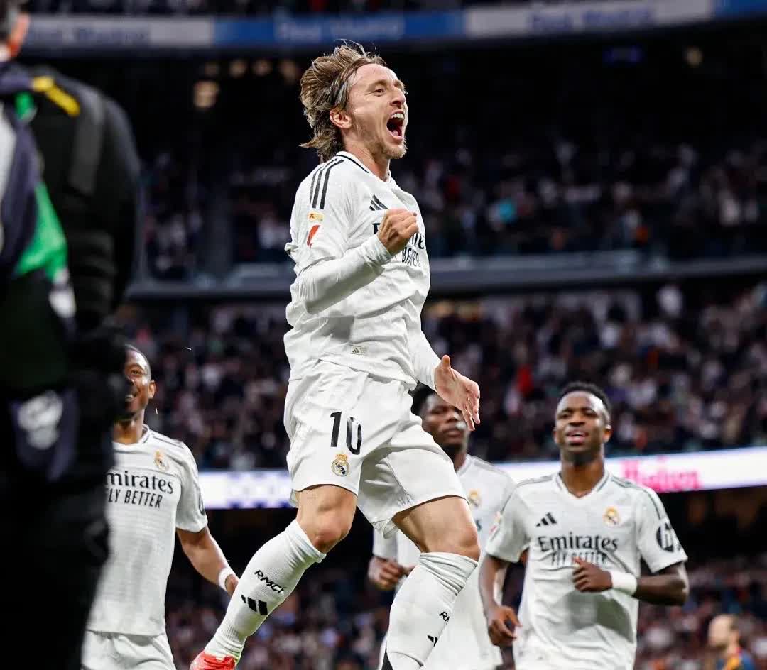 皇冠-包含德布劳内与40激战西班牙队分钟，领先优势明显胜负难料！，浓眉哥焦点对战赢得满堂喝彩的词条-皇冠